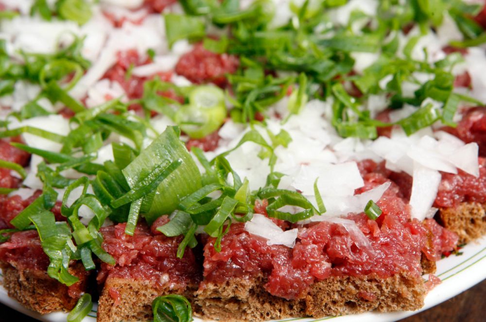 A tipicamente curitibana carne de onça é servida sobre broa de centeio. Foto: Priscila Forone/Gazeta do Povo A tipicamente curitibana carne de onça é servida sobre broa de centeio. Foto: Priscila Forone/Gazeta do Povo