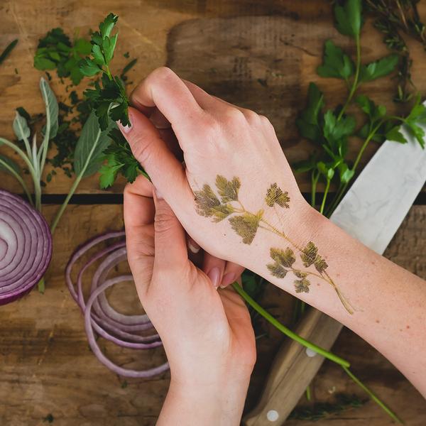 Tatuagens temporárias liberam fragrâncias na pele, como perfume de flores Tatuagens temporárias liberam fragrâncias na pele, como perfume de flores