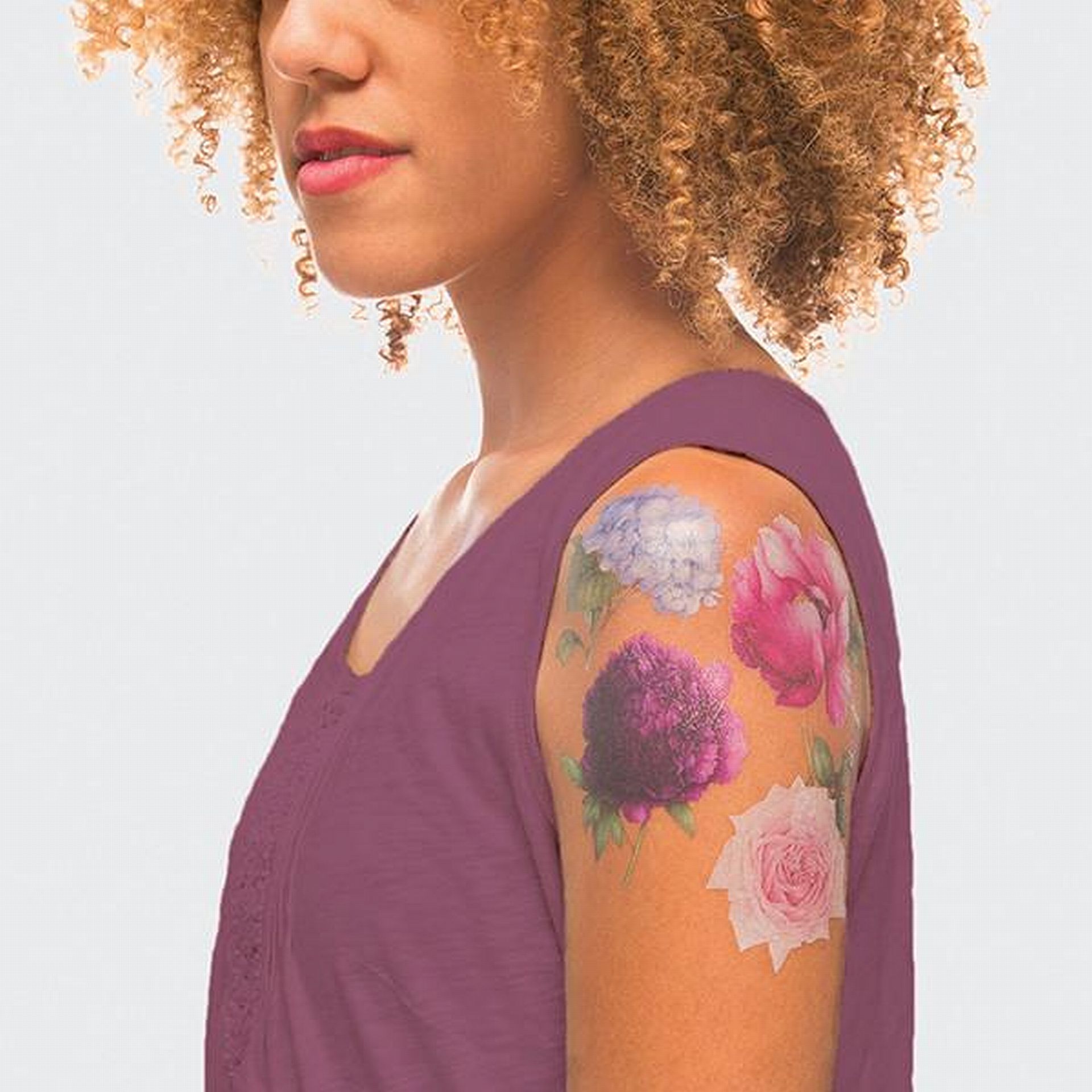 Tatuagens temporárias liberam fragrâncias na pele, como perfume de flores Tatuagens temporárias liberam fragrâncias na pele, como perfume de flores