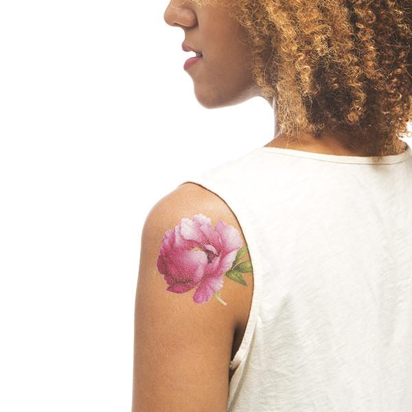 Tatuagens temporárias liberam fragrâncias na pele, como perfume de flores Tatuagens temporárias liberam fragrâncias na pele, como perfume de flores