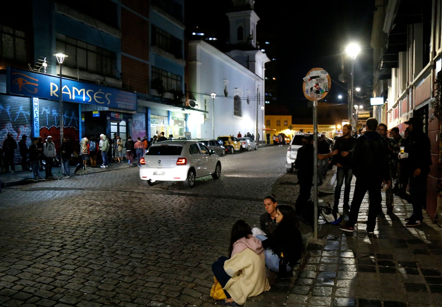 A Rua Trajano Reis é ponto de encontro por causa dos muitos bares e lanchonetes que lotam as calçadas. Foto: Pedro Serapio/Gazeta do Povo A Rua Trajano Reis é ponto de encontro por causa dos muitos bares e lanchonetes que lotam as calçadas. Foto: Pedro Serapio/Gazeta do Povo