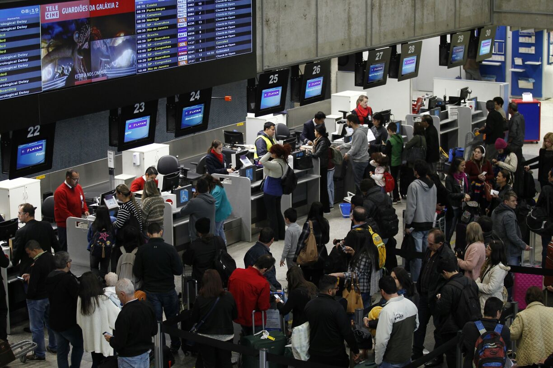 Despacho de bagagens no aeroporto de Curitiba: promessa era que cobrança pelo serviço baratearia passagens. Foto: Jonathan Campos/Gazeta do Povo