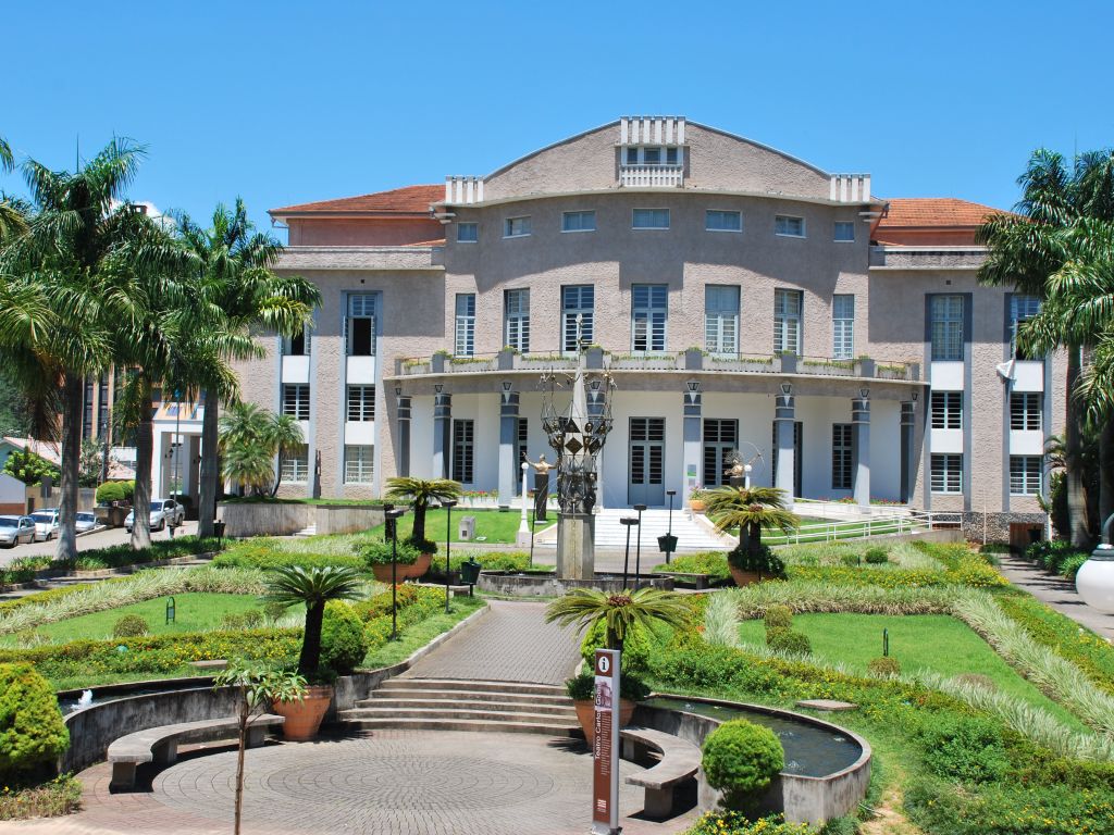 Percorrendo a Rua XV passa-se por pontos turísticos como o Teatro Carlos Gomes, o principal da cidade. Foto: Divulgação Percorrendo a Rua XV passa-se por pontos turísticos como o Teatro Carlos Gomes, o principal da cidade. Foto: Divulgação