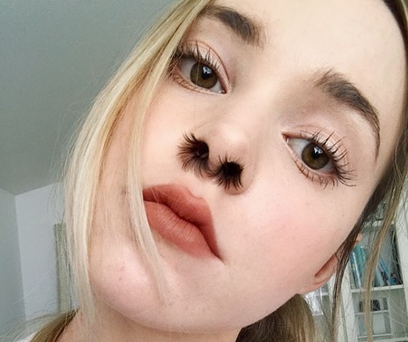 Cílios postiços no nariz: nova tendência de moda ganha as redes sociais A moda, agora, é usar cílios postiços no nariz, aumentando o tamanho dos pelos das narinas (Foto: reprodução Instagram)