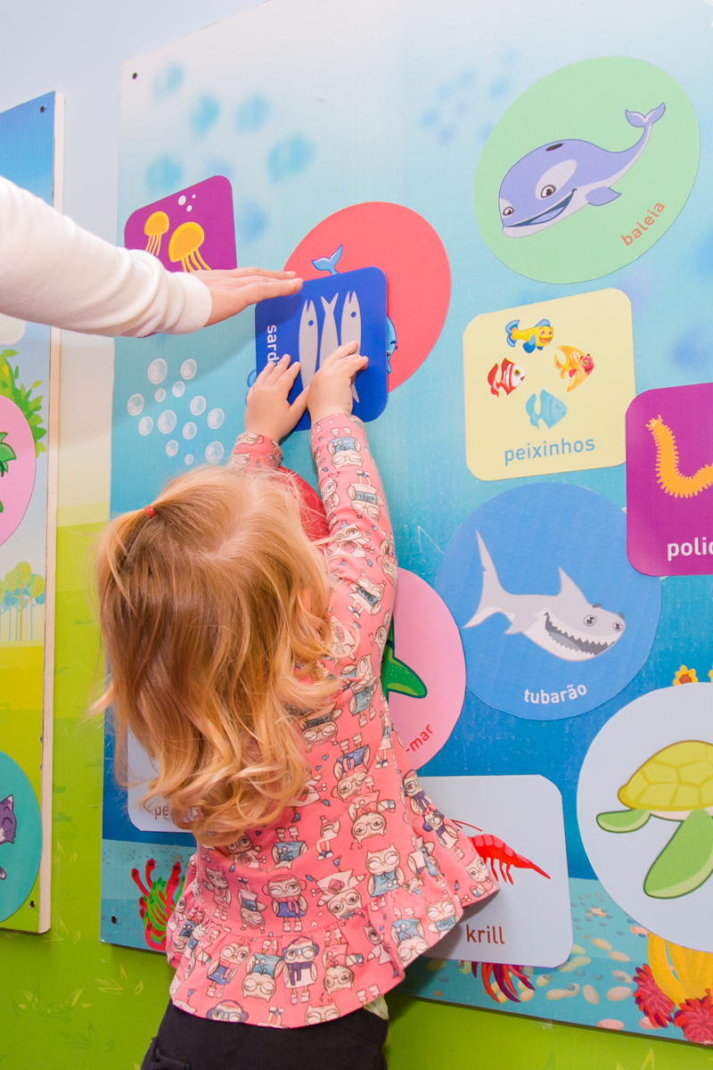 O painel imantado com bichos x ambiente é uma das atrações do local. Foto: Divulgação O painel imantado com bichos x ambiente é uma das atrações do local. Foto: Divulgação