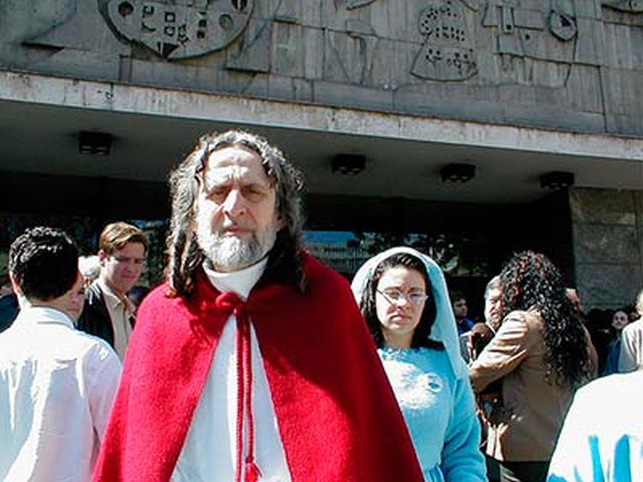 INRI posa em frente ao Teatro Guaíra, onde conta ter assistido a um concerto. Foto: INRI Cristo/Arquivo Pessoal INRI posa em frente ao Teatro Guaíra, onde conta ter assistido a um concerto. Foto: INRI Cristo/Arquivo Pessoal