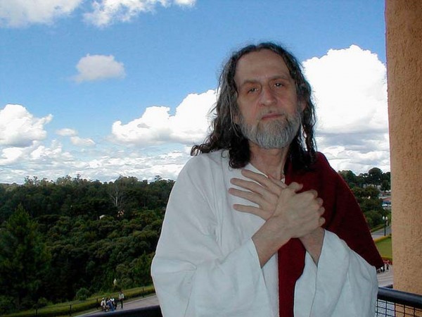Por que INRI Cristo, personagem ícone de Curitiba, trocou a cidade por Brasília? INRI no Parque Tanguá, um dos pontos turísticos mais famosos de Curitiba. Foto: INRI Cristo/Arquivo Pessoal