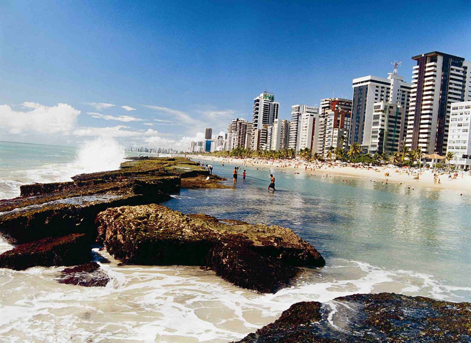 Praia de Boa Viagem, em Recife. A cidade divide com Salvador o topo das preferências dos curitibanos para as viagens de fim de ano. Foto: Reprodução
