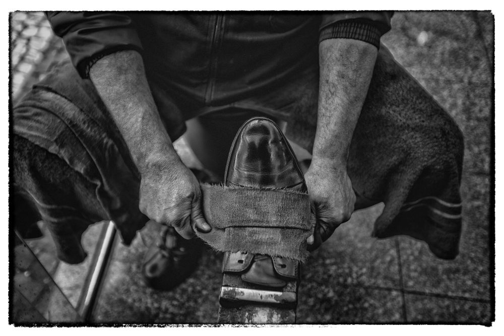 Na dúvida, mantenha os sapatos bem lustrados e siga a dica do engraxate: devagar e sempre. Foto: Jonathan Campos/Gazeta do Povo Na dúvida, mantenha os sapatos bem lustrados e siga a dica do engraxate: devagar e sempre. Foto: Jonathan Campos/Gazeta do Povo