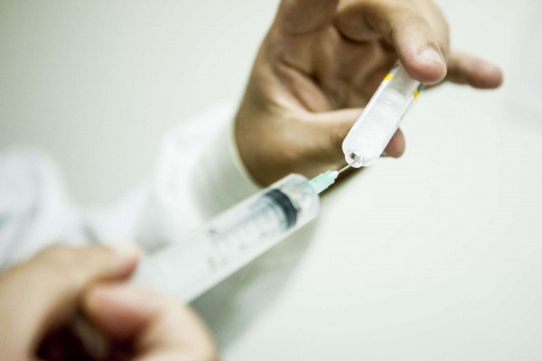 Maioria dos brasileiros adultos não está com a vacinação em dia; veja as necessárias Estudo conduzido pela própria Sanofi Pasteur, que produz a vacina, indicou aumento do risco de desenvolvimento da forma grave da doença entre aqueles que nunca contraíram o vírus. Vacina. Foto: divulgação