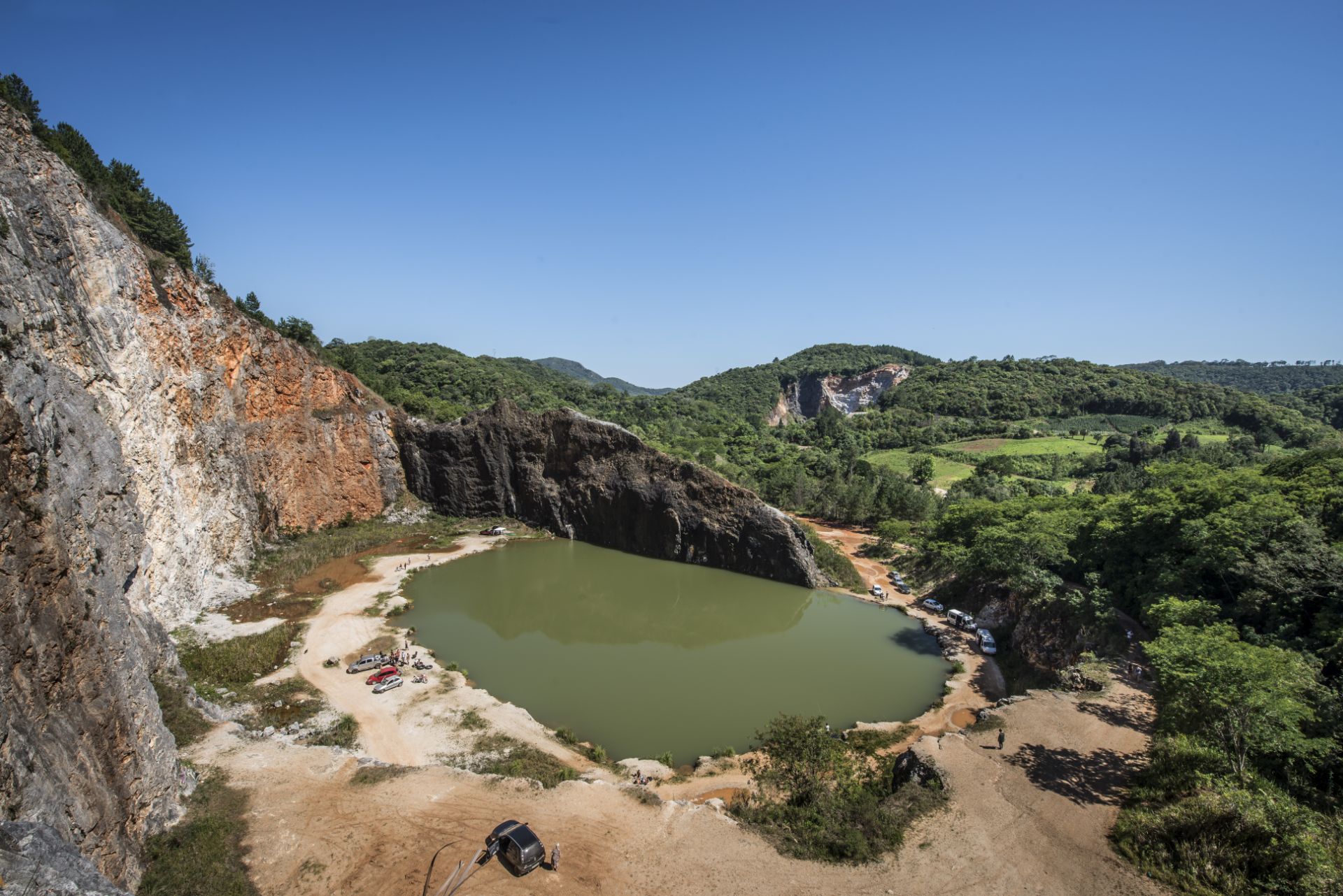 A lagoa tem um espelho d'água de 6.500 m² e uma profundidade de 76 metros. O acesso é por estrada de terra. Foto: Letícia Akemi/Gazeta do Povo