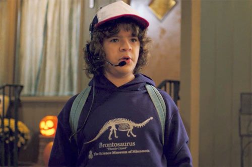 O personagem Dustin Henderson com o disputado moletom: site do museu ficou fora do ar por causa da procura. Foto: Divulgação/Museu de Ciências de Minnesota. 