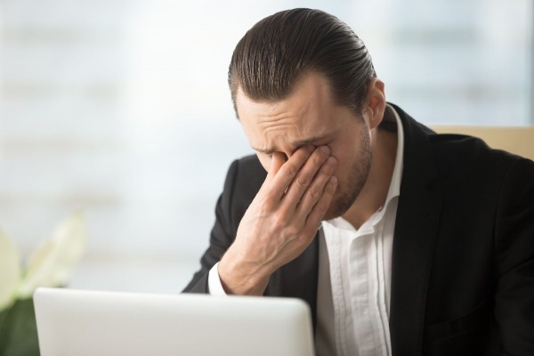 Trocar letras é um dos principais sintomas da dislexia e a causa pode estar nos olhos Para acabar com a dor de cabeça, o primeiro passo é fazer um diário dela. Foto: Bigstock.