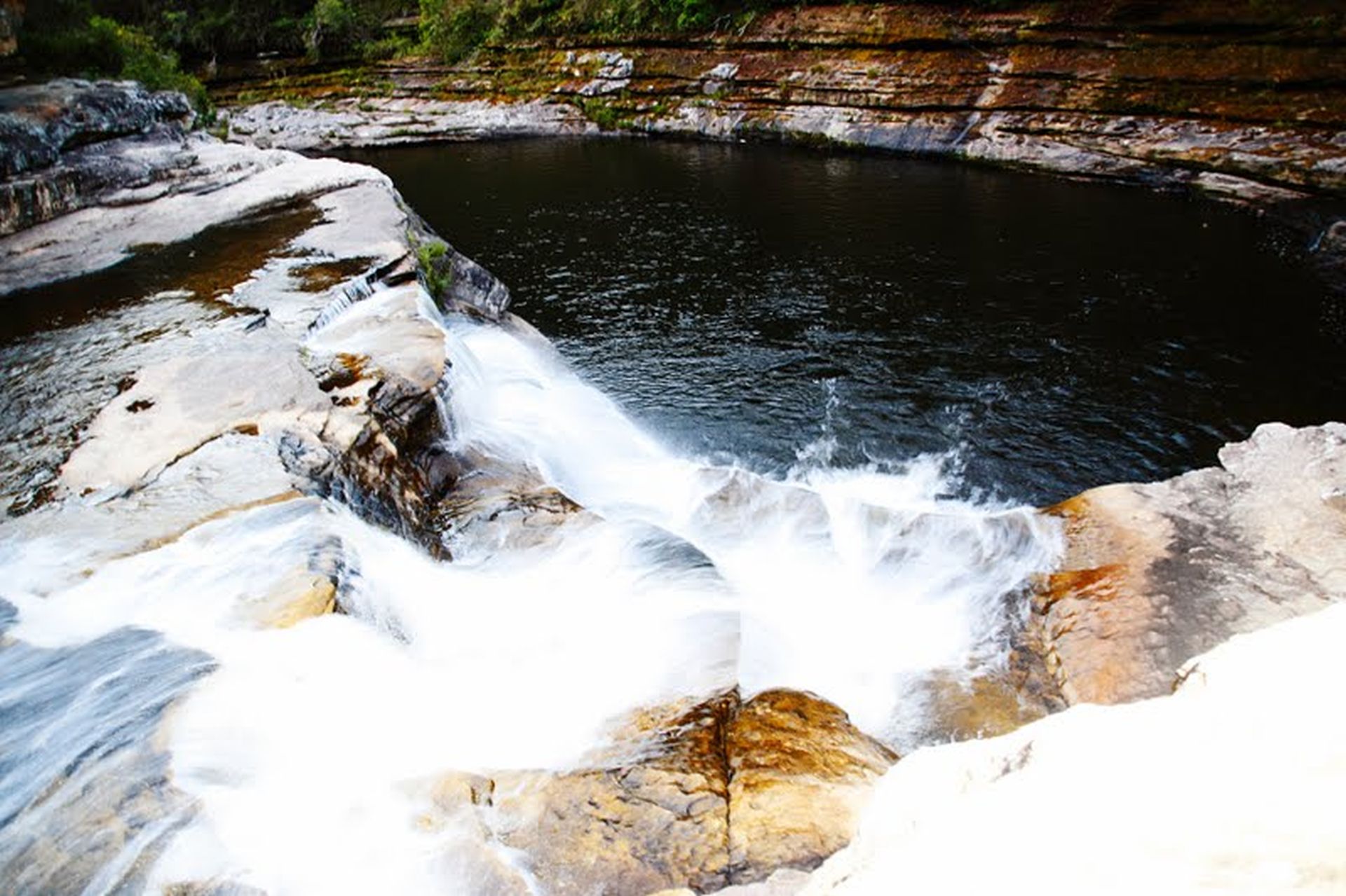 Um grande poço permite que os visitantes nadem em segurança. Foto: Reprodução/Facebook