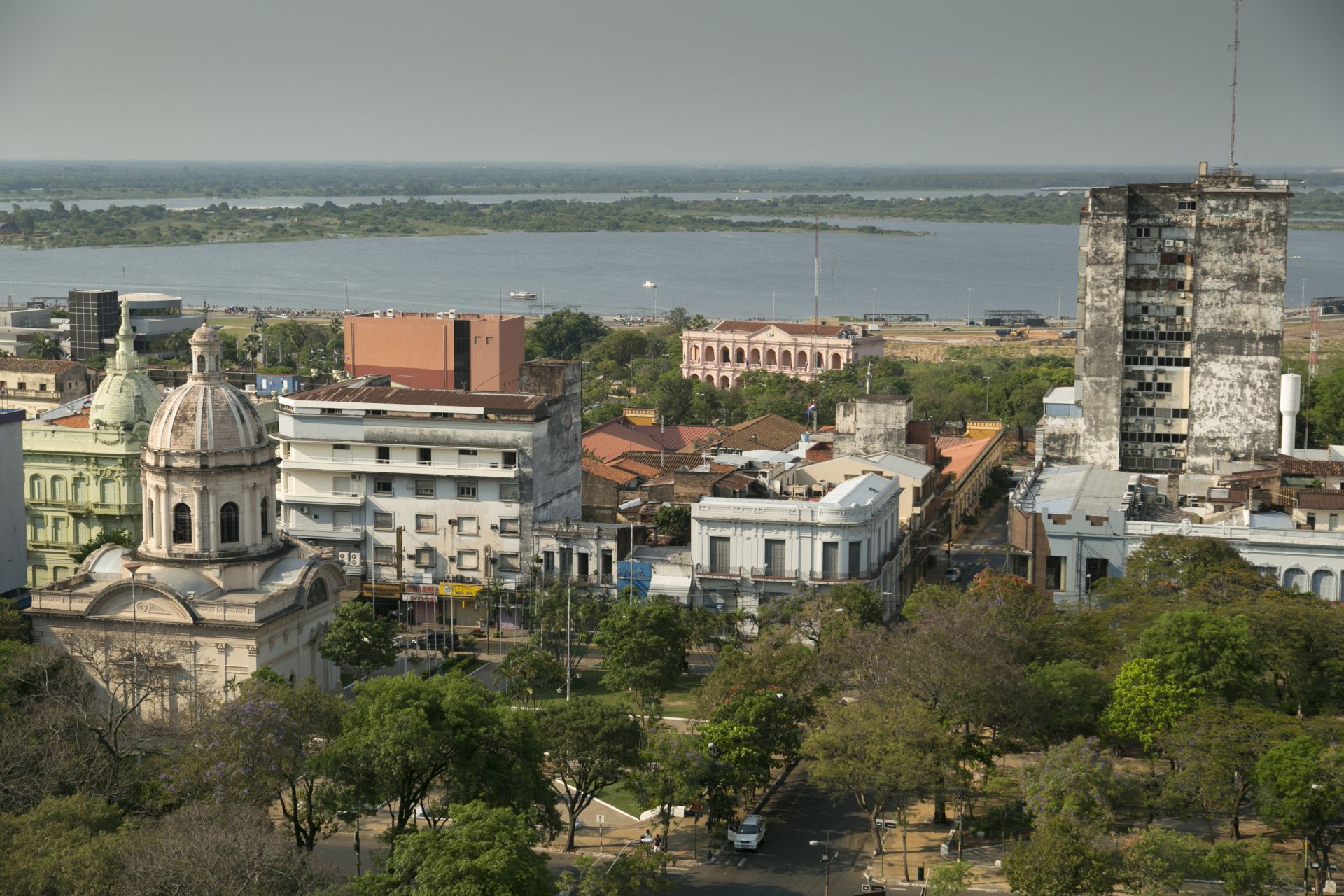 Vista geral da cidade de Assunção: gasto diário é de R$ 33. Foto: Marcelo Andrade/Gazeta do Povo. 