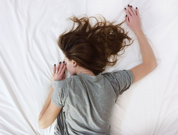 Fome em excesso, mau humor e memória ruim: você precisa de mais tempo de sono Não dormir tempo suficiente aumenta o risco de doenças crônicas e mentais. Foto: Unsplash.