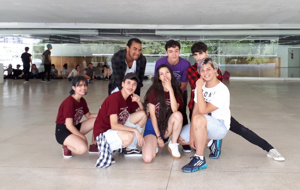 Os fãs de K-Pop se reúnem toda a semana no MON para dançar e viver a cultura pop coreana. Foto: Sandro Moser/Gazeta do Povo Os fãs de K-Pop se reúnem toda a semana no MON para dançar e viver a cultura pop coreana. Foto: Sandro Moser/Gazeta do Povo