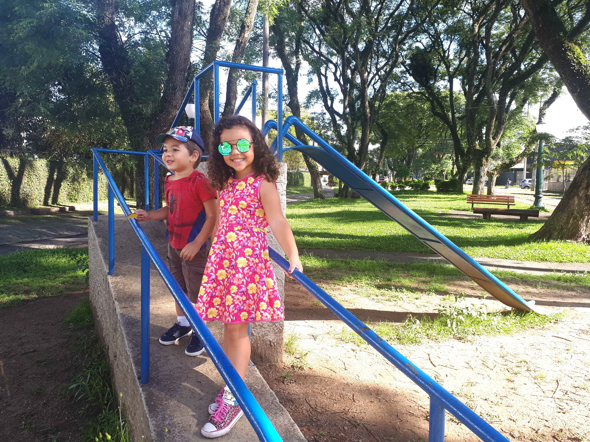 Maitê, cinco anos, e João Guilherme, três, vão sempre ao parquinho levados pela mãe, que também cresceu brincando nesses espaços. Foto: Carolina Werneck/Gazeta do Povo Maitê, cinco anos, e João Guilherme, três, vão sempre ao parquinho levados pela mãe, que também cresceu brincando nesses espaços. Foto: Carolina Werneck/Gazeta do Povo