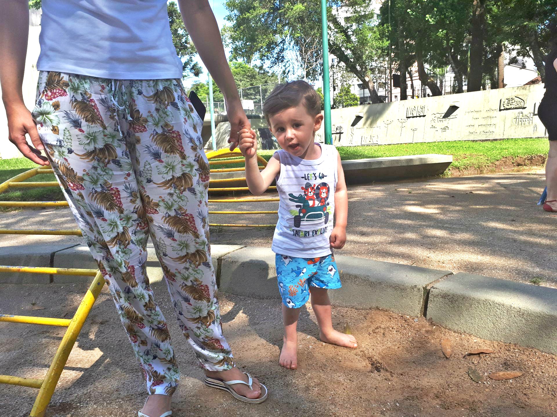 O pequeno João Pedro, de um ano e 11 meses, é frequentador assíduo da 29 de Março junto com a mãe, a farmacêutica Karine Gato. Foto: Carolina Werneck/Gazeta do Povo O pequeno João Pedro, de um ano e 11 meses, é frequentador assíduo da 29 de Março junto com a mãe, a farmacêutica Karine Gato. Foto: Carolina Werneck/Gazeta do Povo