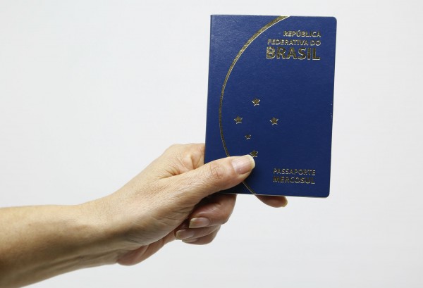 Passaporte brasileiro é um dos mais poderosos do mundo Passaporte brasileiro está entre os mais poderosos do mundo. Foto: Alexandre Mazzo / Gazeta do Povo.