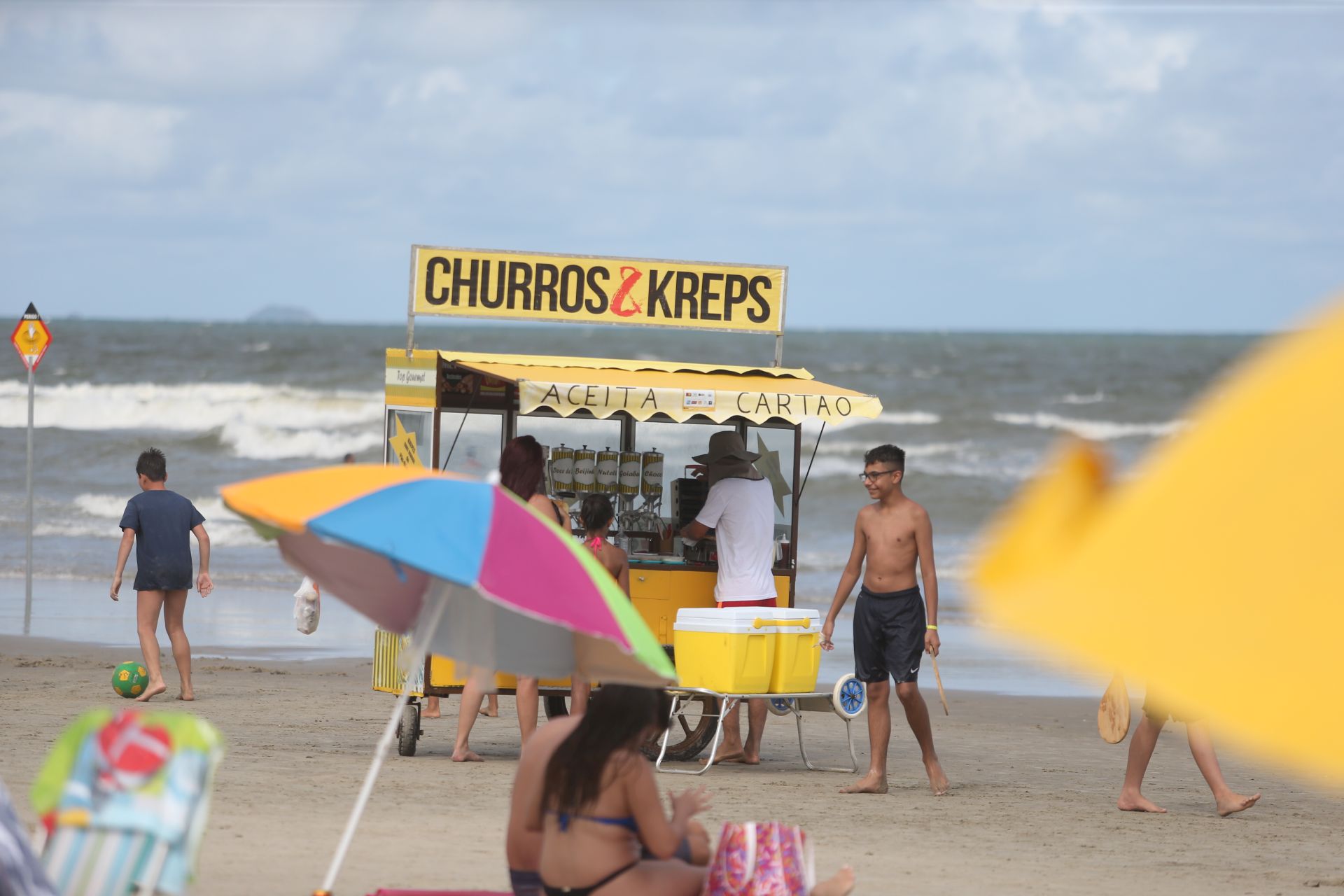 Verificar o aspecto e procedência de alimentos vendidos na praia é uma das medidas de prevenção. Foto: Albari Rosa/Gazeta do Povo. Verificar o aspecto e procedência de alimentos vendidos na praia é uma das medidas de prevenção. Foto: Albari Rosa/Gazeta do Povo.