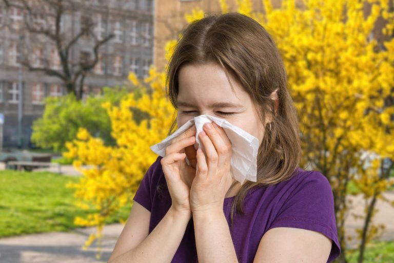 A variação de temperaturas pode agravar os sintomas de quem sofre de doenças como rinite, asma e bronquite, entre outras. Foto: Bigstock