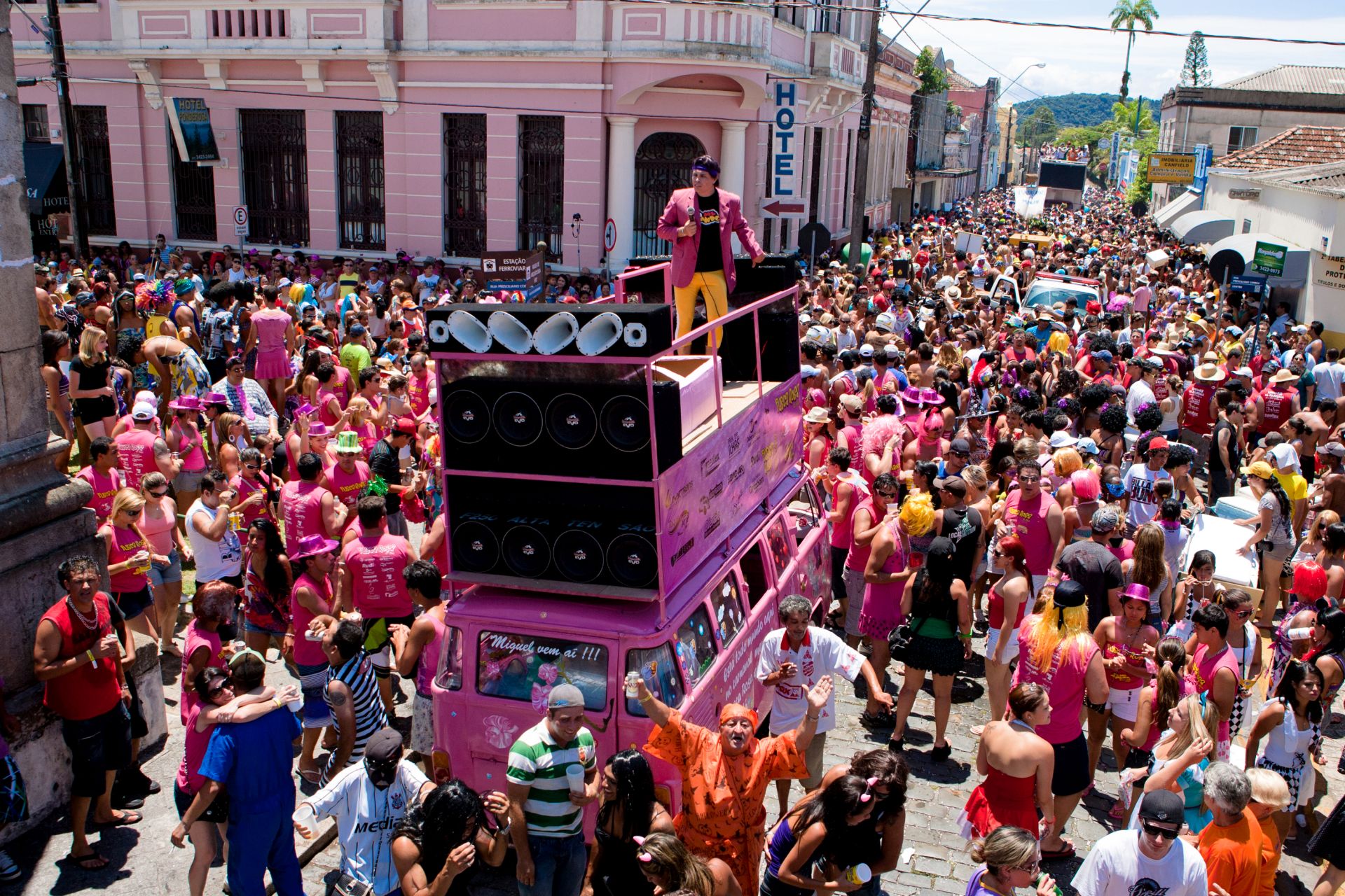 Foliões a caminho do Banho de Mar à Fantasia, tradicional em Paranaguá. Foto: Henry Milleo/Gazeta do Povo
