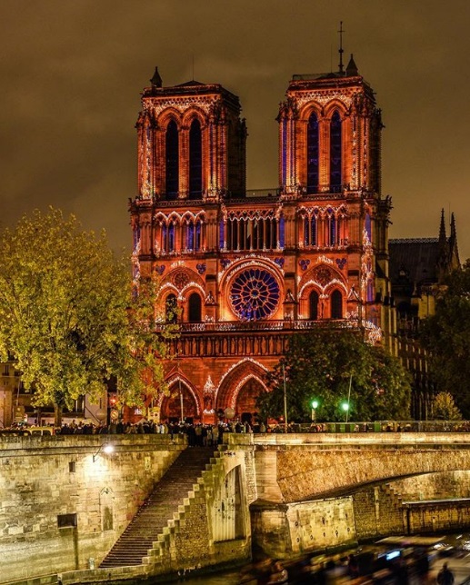 Catedral de Notre-Dame de Paris. Fonte: @spiritualwalker Catedral de Notre-Dame de Paris. Fonte: @spiritualwalker