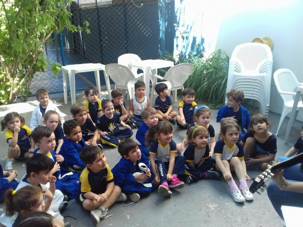 Voltar às aulas e a rotina de estudos exigem a readaptação dos filhos Nesta escola, a volta às aulas teve até apresentação musical para as crianças. Foto: Divulgação.