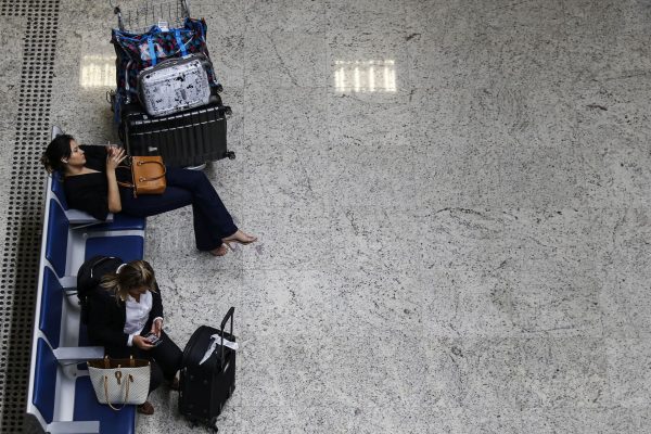 Cobrança para despachar bagagem não derruba o preço das passagens aéreas no Brasil Por enquanto, cobrança do despacho de babagem barateou poucos trechos no Brasil. Foto: Jonathan Campos/Gazeta do Povo.