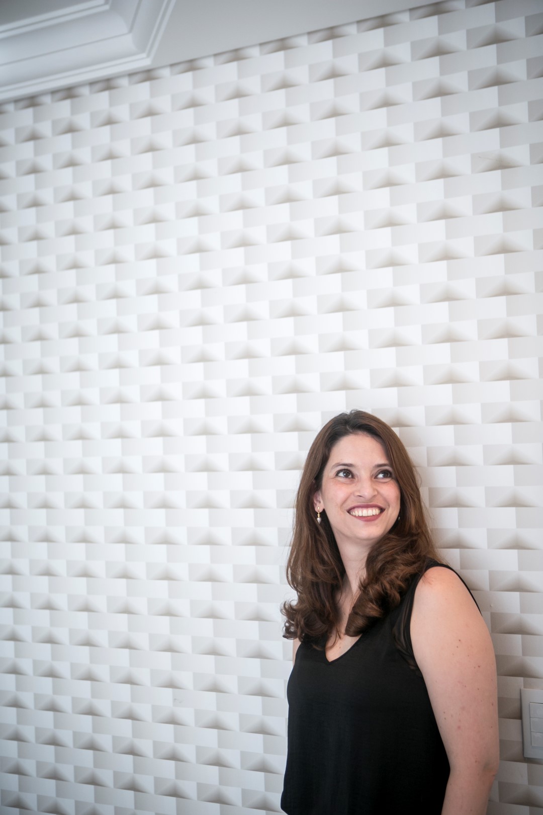 Dois anos depois de colocar a prótese de silicone, Gabriela Corradi descobriu 3 nódulos durante um exame de rotina. Foto: Marcelo Andrade/ Gazeta do Povo Dois anos depois de colocar a prótese de silicone, Gabriela Corradi descobriu 3 nódulos durante um exame de rotina. Foto: Marcelo Andrade/ Gazeta do Povo