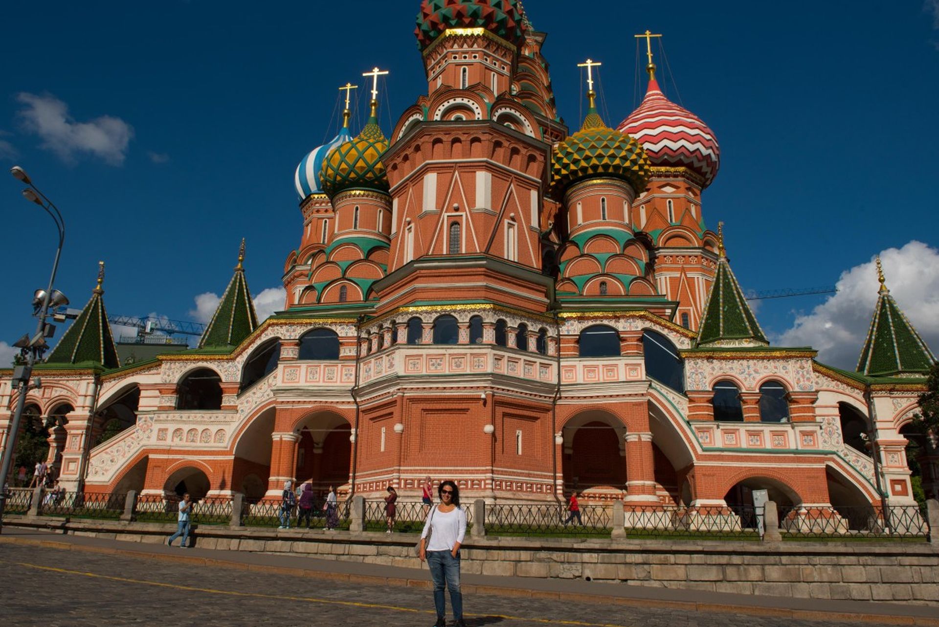 A mágica Rússia fez Luciana usar de toda mímica possível para se comunicar. Quando não conseguia, recorria para o aplicativo que traduzia o alfabeto cirílico para o português. Foto: acervo pessoal. A mágica Rússia fez Luciana usar de toda mímica possível para se comunicar. Quando não conseguia, recorria para o aplicativo que traduzia o alfabeto cirílico para o português. Foto: acervo pessoal.