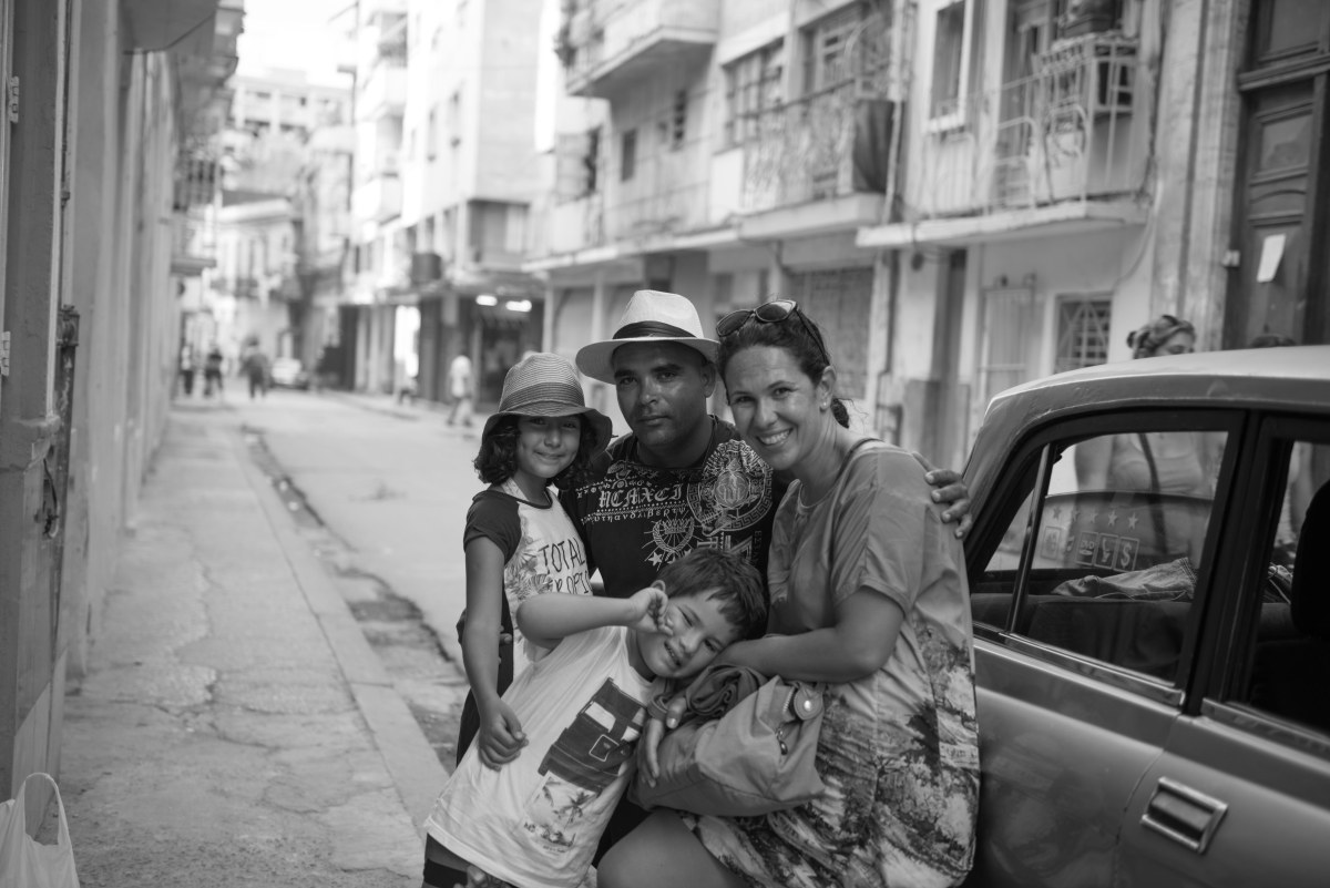 Na misteriosa e surpreendente Cuba, a família contratou Yudenes, guia e motorista em Havana. Foto: acervo pessoal. Na misteriosa e surpreendente Cuba, a família contratou Yudenes, guia e motorista em Havana. Foto: acervo pessoal.