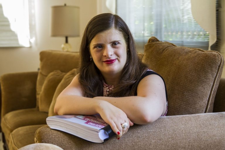 Laura Deorsola Xavier Negri, pedagoga de 25 anos trabalha com crianças de dois a cinco anos como assistente de sala de aula - e tem síndrome de Down (Foto: Ana Gabriella Amorim/Gazeta do Povo)