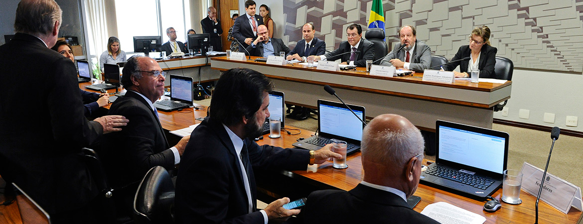 A chegada de companhias aéreas low cost no Brasil depende principalmente de decisões governamentais. Nesta semana, senadores, empresas aéreas e Anac discutiram em reunião. Foto: Pedro França/Agência Senado. A chegada de companhias aéreas low cost no Brasil depende principalmente de decisões governamentais. Nesta semana, senadores, empresas aéreas e Anac discutiram em reunião. Foto: Pedro França/Agência Senado.