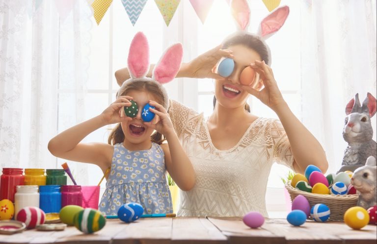Brincadeiras reúnem crianças de todas as idades para deixar o momento mais divertido. (Foto: Bigstock)