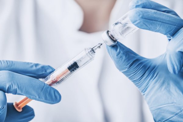 A diferença da vacina da gripe de 2018 em relação a do ano passado Pentavalente, que protege contra difteria, tétano, coqueluche, hepatite B e hemófilo B, deverá ter falta agravada em consequência da reprovação do produto, que era importado da Índia. Foto: Bigstock.