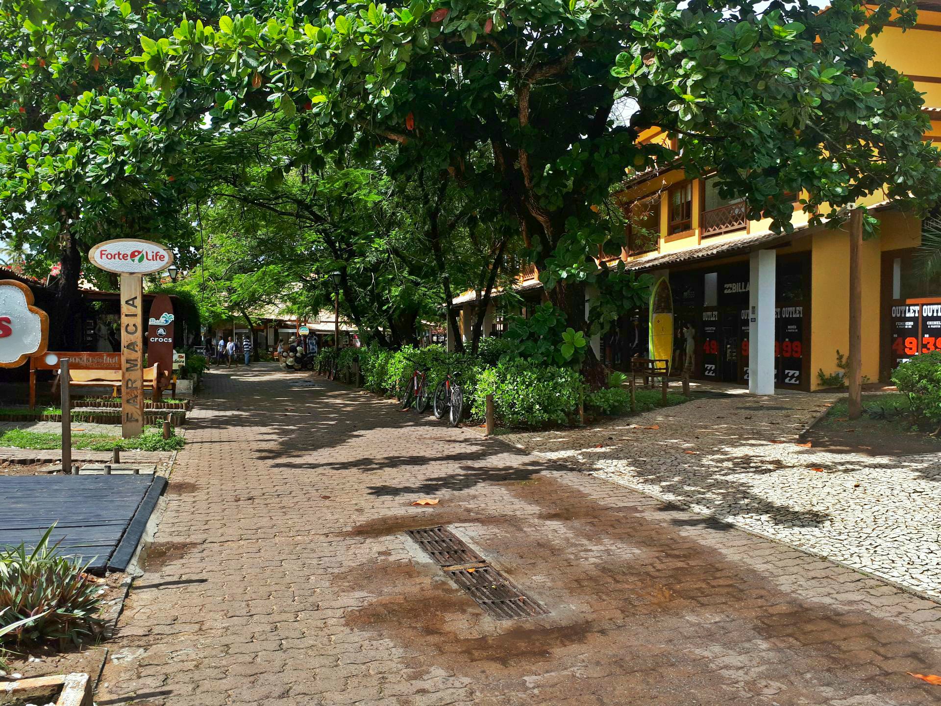 A rua principal da Vila da Praia do Forte tem muitas opções para compras, gastronomia e vida noturna. Foto: Carolina Werneck/Gazeta do Povo A rua principal da Vila da Praia do Forte tem muitas opções para compras, gastronomia e vida noturna. Foto: Carolina Werneck/Gazeta do Povo