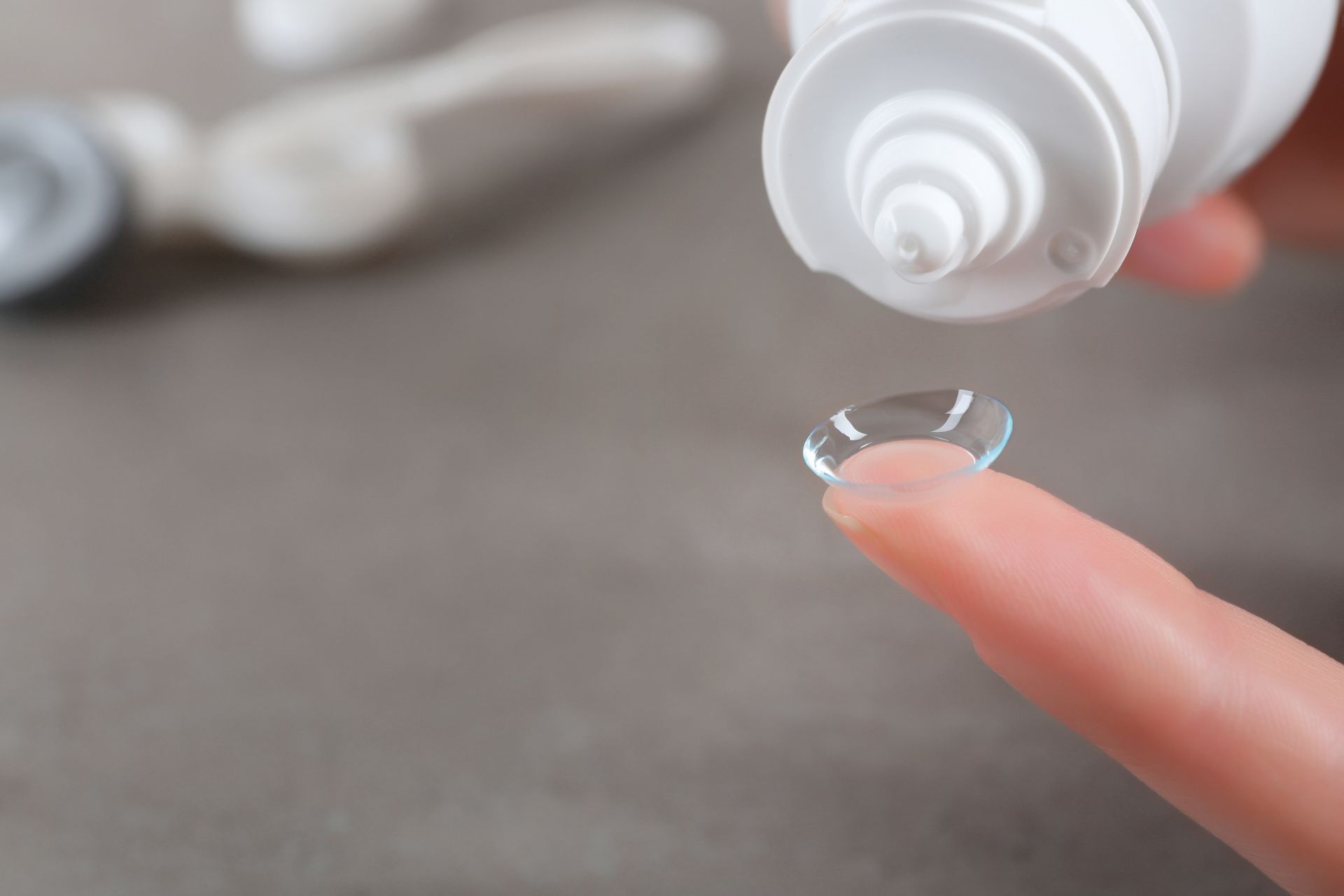 Limpar apenas com soro reduz o tempo de vida útil e não higieniza corretamente. Foto: Bigstock Limpar apenas com soro reduz o tempo de vida útil e não higieniza corretamente. Foto: Bigstock