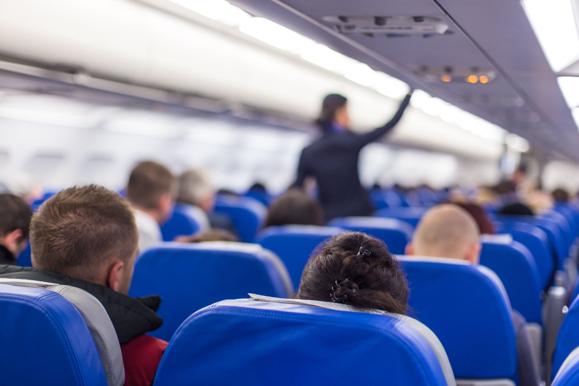 Só poderão ser levadas gratuitamente bolsas de uso pessoal que caibam no assento da frente.  Foto: Bigstock