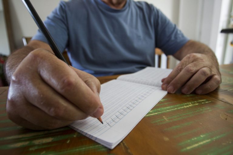 Nereu Mendes, de 62 anos, descobriu o mal de Parkinson há um mês e, de lá para cá, tem lutado para aprender a conviver com os sintomas (Foto: Daniel Caron / Gazeta do Povo)