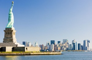 Turismo puxa trabalho: descubra onde vivem 3 milhões de brasileiros no exterior Estátua da Liberdade e a ilha de Manhattan ao fundo. Nova York - NY. (Bigstock)
