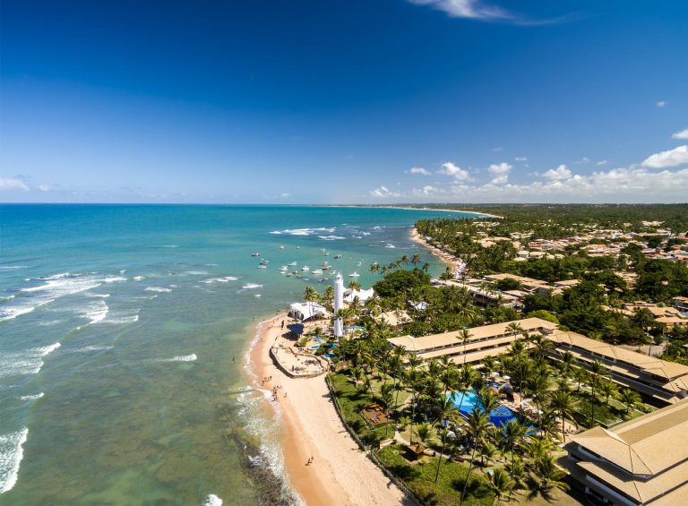 Na Praia do Forte, dá para ver a soltura das tartarugas, aproveitar a natureza exuberante e ainda o agito noturno. Foto: Bigstock