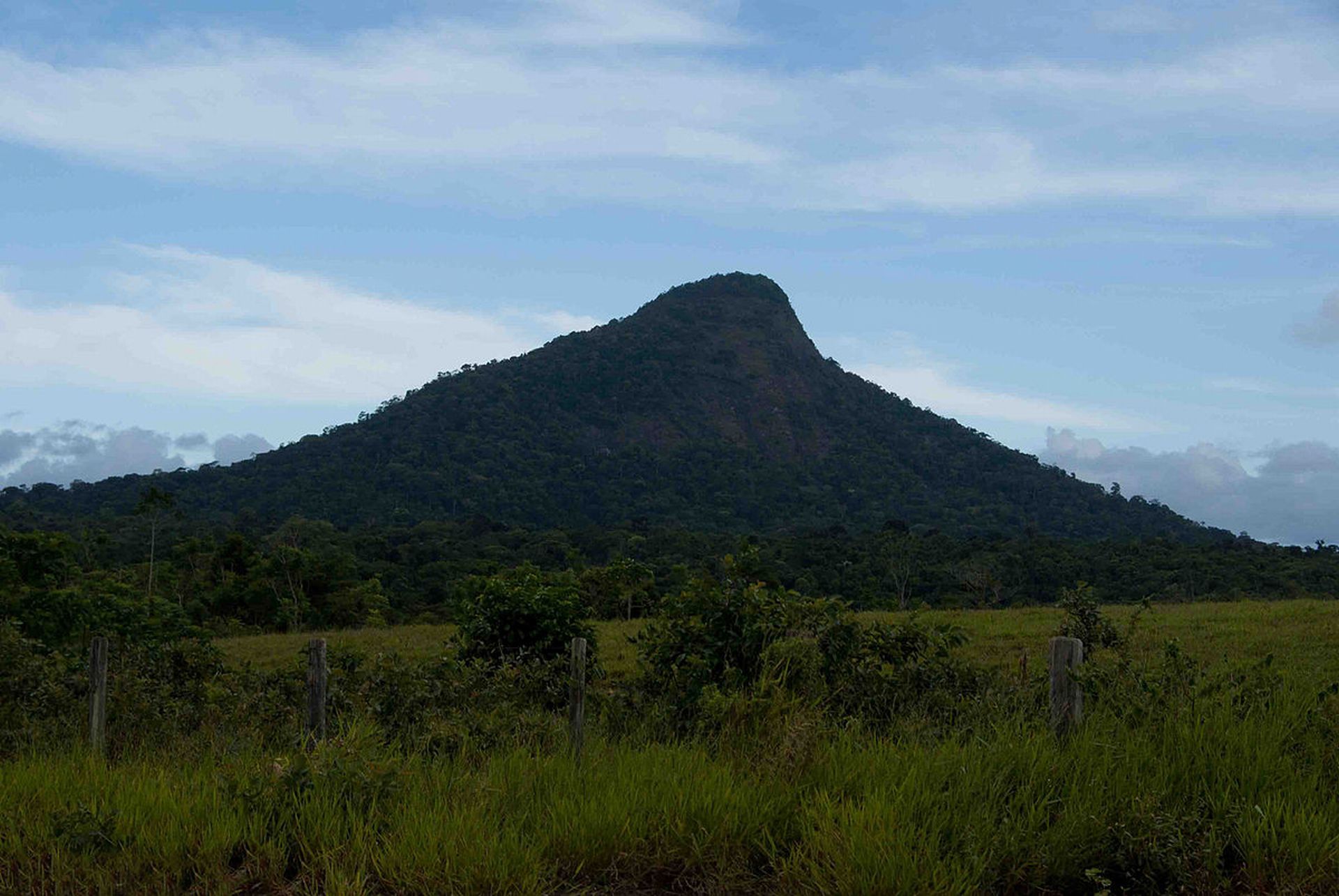 Primeiro sinal de terra avistado por Cabral, o Monte Pascoal ganhou este nome por ter sido descoberto na época da Páscoa. Foto: Wikimedia Commons. Primeiro sinal de terra avistado por Cabral, o Monte Pascoal ganhou este nome por ter sido descoberto na época da Páscoa. Foto: Wikimedia Commons.