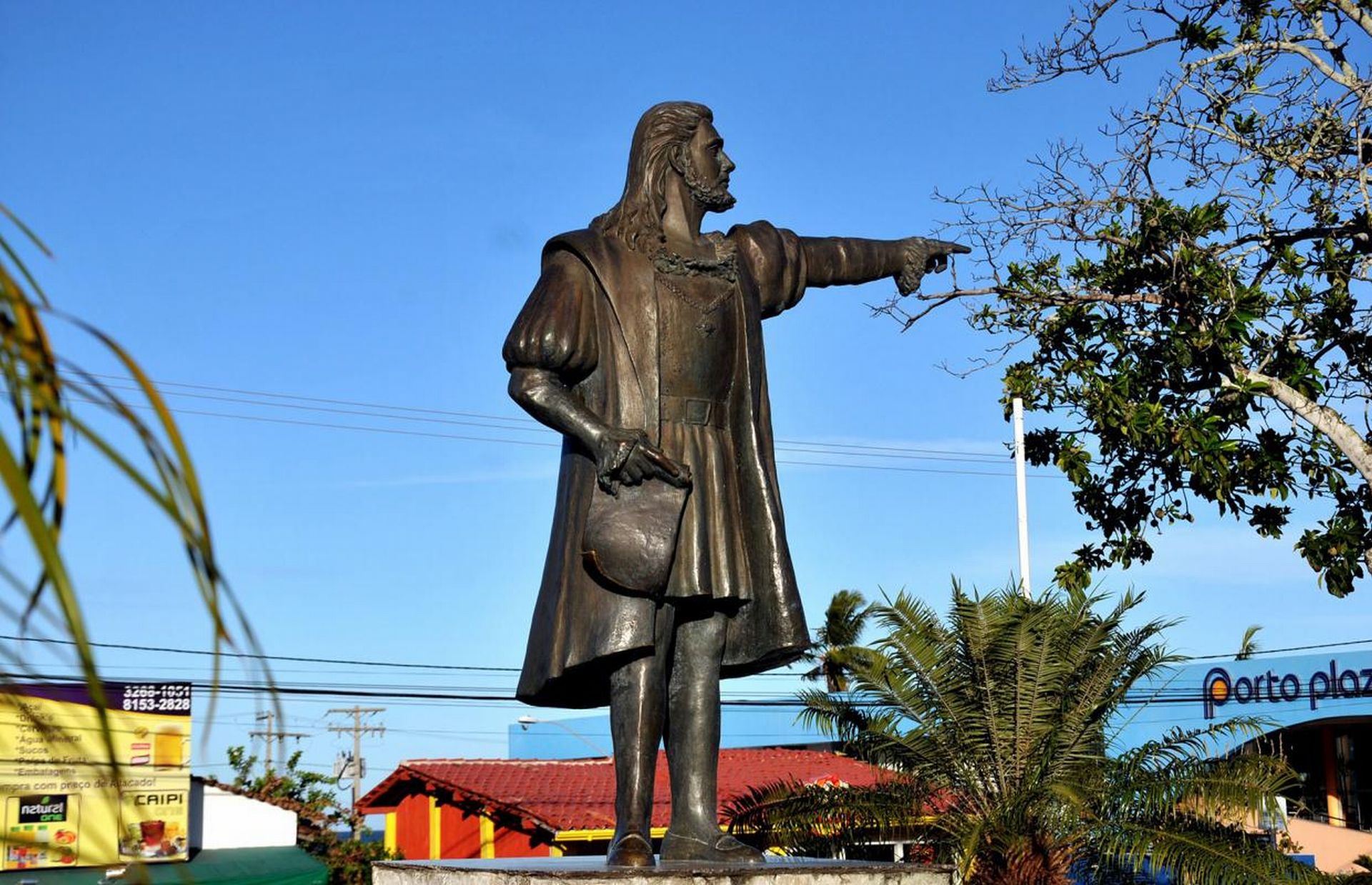 Com seu braço estendido, Cabral dá as boas-vindas e aponta na direção do casario colonial que forma a passarela do descobrimento, a poucos metros dali. Foto: divulgação. Com seu braço estendido, Cabral dá as boas-vindas e aponta na direção do casario colonial que forma a passarela do descobrimento, a poucos metros dali. Foto: divulgação.