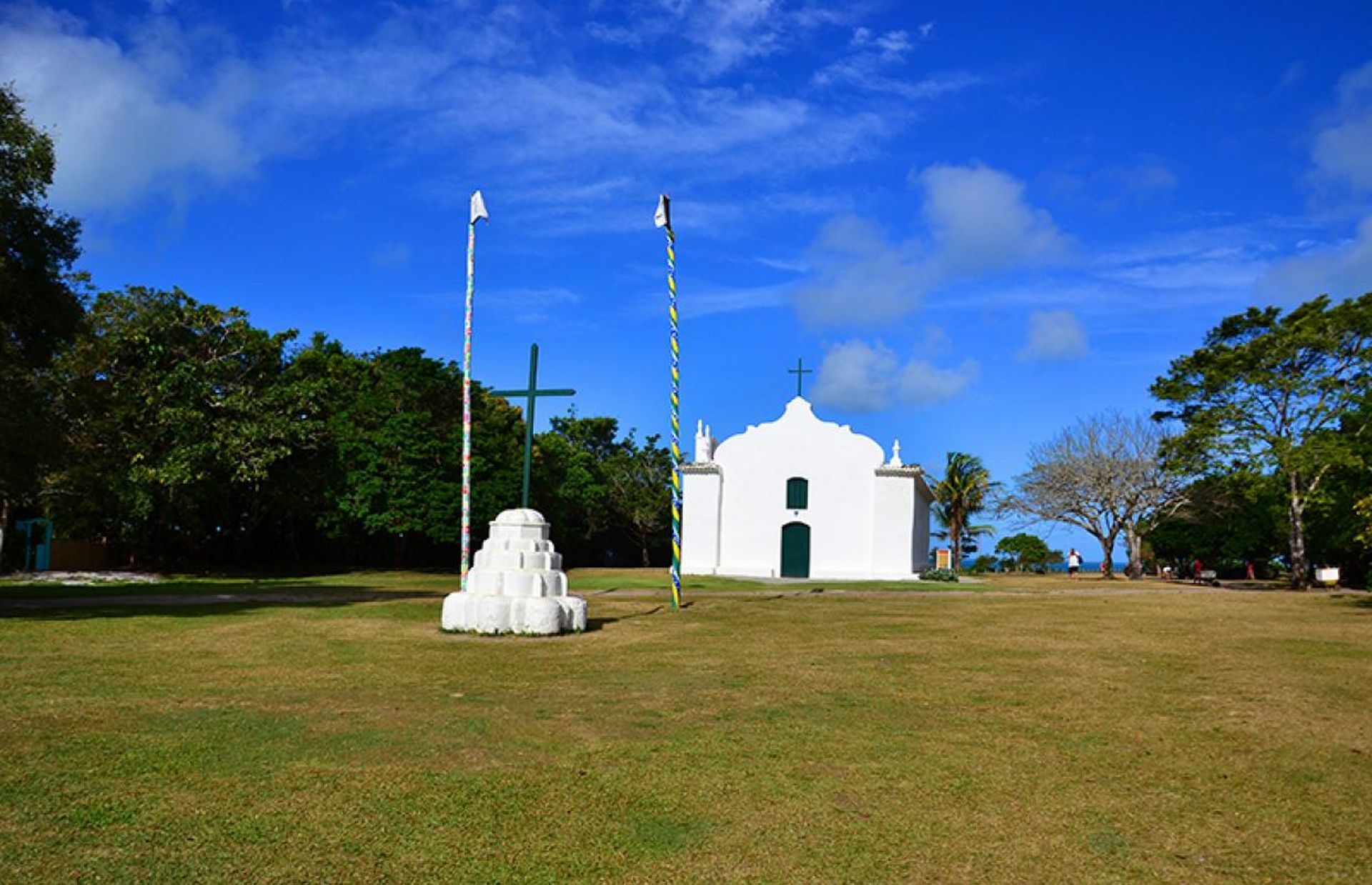 Bem ao fundo do Quadrado de Trancoso está a pitoresca Igreja São João Batista, erguida em 1656. Foto: divulgação. Bem ao fundo do Quadrado de Trancoso está a pitoresca Igreja São João Batista, erguida em 1656. Foto: divulgação.