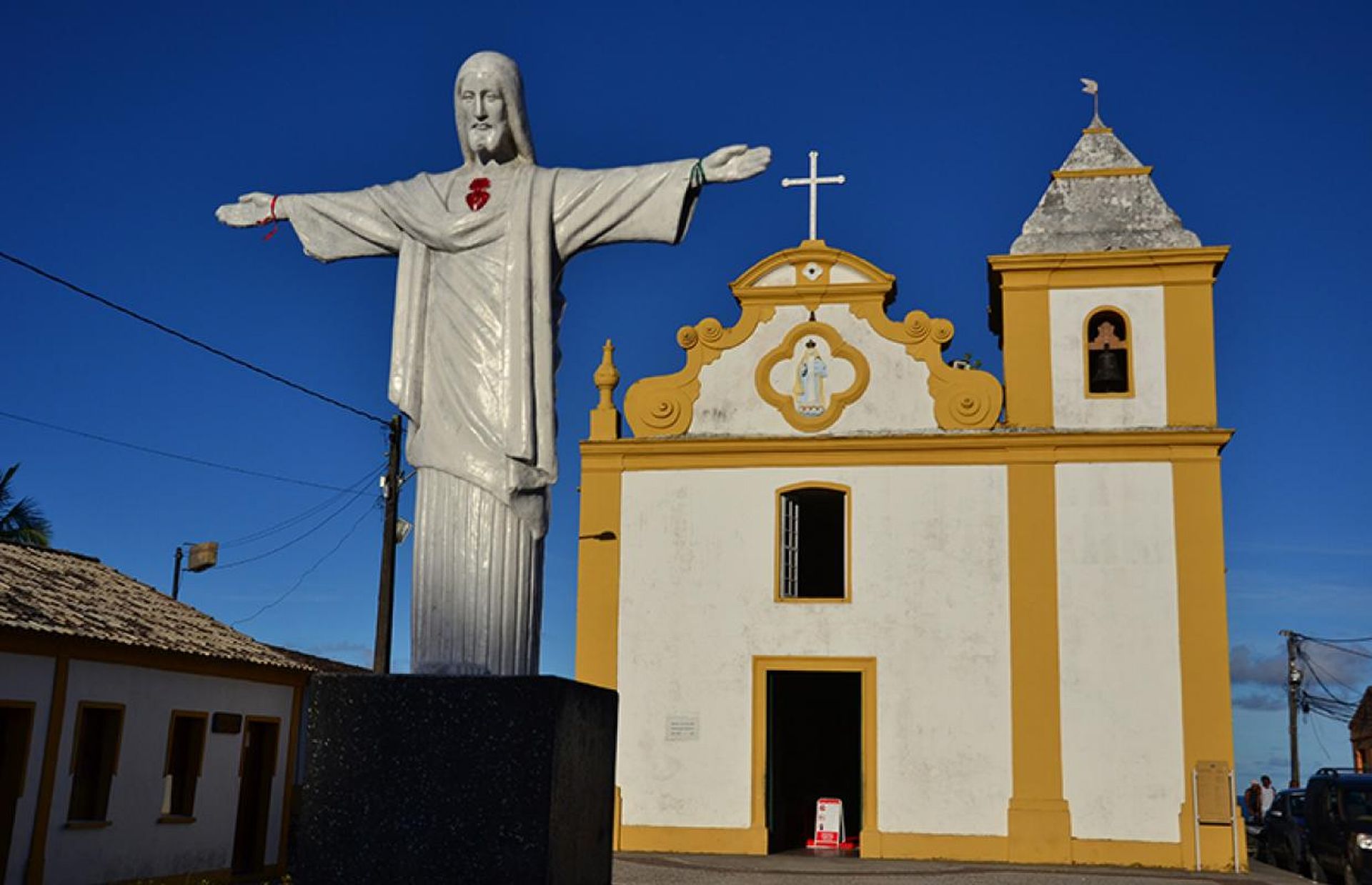 É no distrito de Arraial d'Ajuda que está o primeiro santuário do Brasil: a Igreja de Nossa Senhora d'Ajuda. Foto: divulgação. É no distrito de Arraial d'Ajuda que está o primeiro santuário do Brasil: a Igreja de Nossa Senhora d'Ajuda. Foto: divulgação.