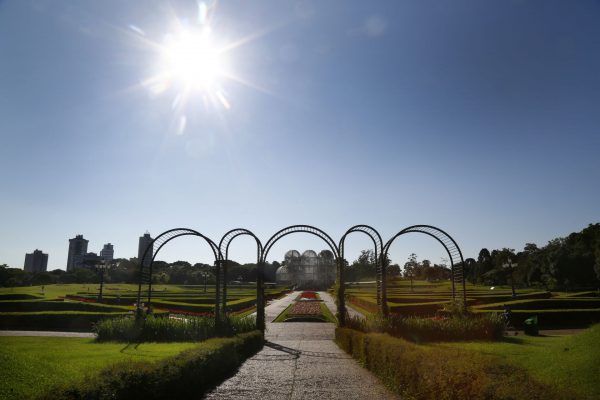 Como manter a Vitamina D em uma cidade que tem menos sol por ano do que Londres Mesmo com poucos dias de sol, curitibanos não têm níveis baixos de vitamina D, segundo pesquisa (Foto: Aniele Nascimento / arquivo/ Gazeta do Povo)