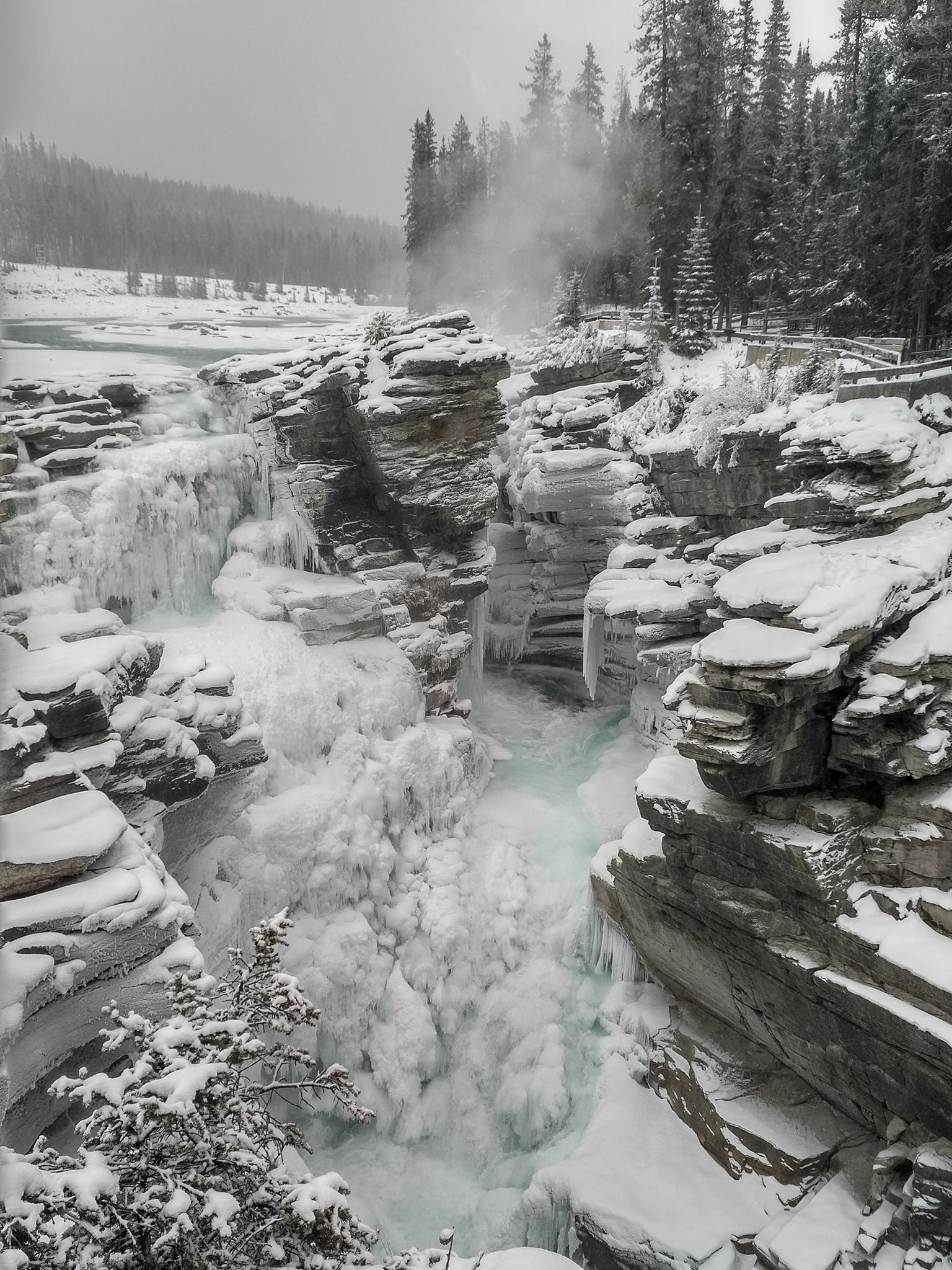 As Athabasca Falls, no Jasper National Park, congeladas. Foto: Reprodução/Facebook/Jasper National Park As Athabasca Falls, no Jasper National Park, congeladas. Foto: Reprodução/Facebook/Jasper National Park