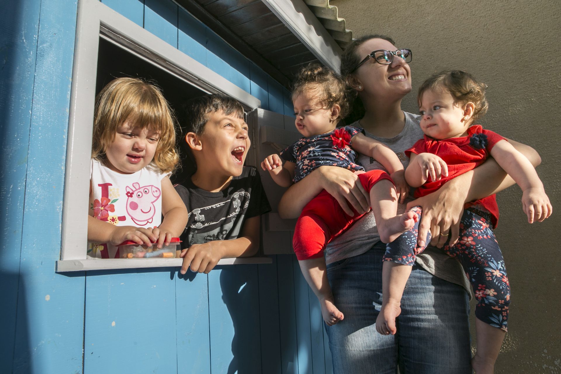 Luiza Joczec é mãe de Felipe, seis anos, Manuela, dois anos, e das gêmeas Gabriela e Isabela, de um ano. Foto: Marcelo Andrade/Gazeta do Povo